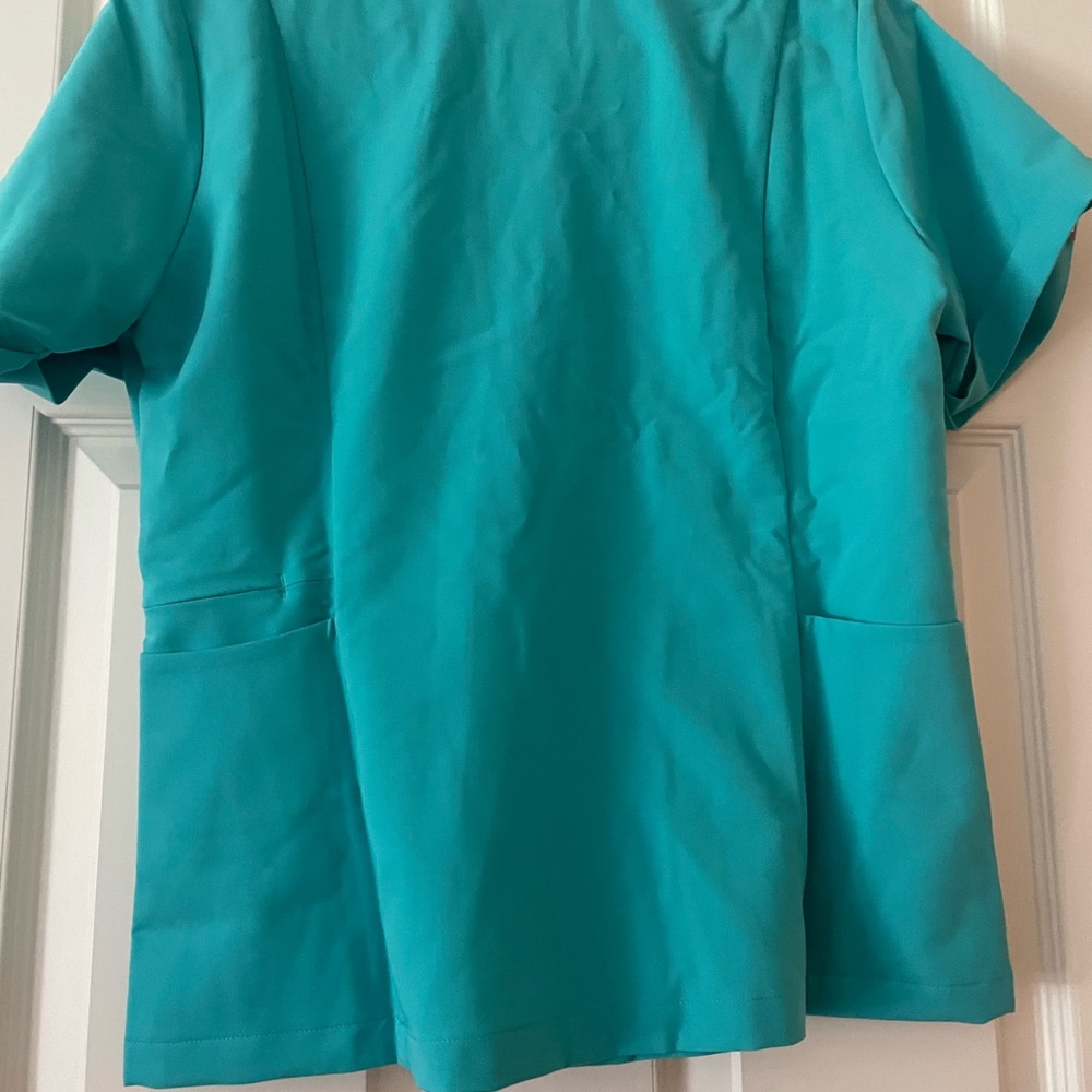 Figs Inala Slim scrub top